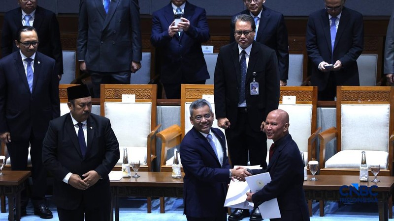 Menteri Keuangan (Menkeu), Suahasil Nazara menerima draft dari Ketua Badan Anggaran DPR RI, MH Said Abdullah Rapat Paripurna DPR RI Ke-7 Masa Persidangan I Tahun Sidang 2026-2027 di Kompleks Parlemen, Senayan, Jakarta, Selasa (29/9/2026). (CNBC Indon