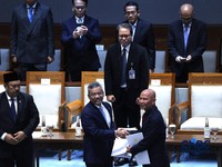 Menteri Keuangan (Menkeu), Suahasil Nazara menerima draft dari Ketua Badan Anggaran DPR RI, MH Said Abdullah Rapat Paripurna DPR RI Ke-7 Masa Persidangan I Tahun Sidang 2026-2027 di Kompleks Parlemen, Senayan, Jakarta, Selasa (29/9/2026). (CNBC Indon