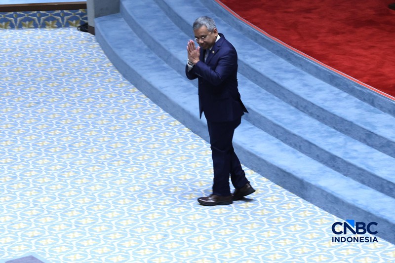 Menteri Keuangan (Menkeu), Suahasil Nazara menerima draft dari Ketua Badan Anggaran DPR RI, MH Said Abdullah Rapat Paripurna DPR RI Ke-7 Masa Persidangan I Tahun Sidang 2026-2027 di Kompleks Parlemen, Senayan, Jakarta, Selasa (29/9/2026). (CNBC Indonesia/Muhammad Sabki)