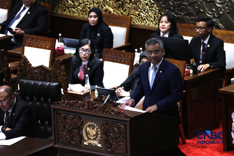 Menteri Keuangan (Menkeu), Suahasil Nazara menerima draft dari Ketua Badan Anggaran DPR RI, MH Said Abdullah Rapat Paripurna DPR RI Ke-7 Masa Persidangan I Tahun Sidang 2026-2027 di Kompleks Parlemen, Senayan, Jakarta, Selasa (29/9/2026). (CNBC Indonesia/Muhammad Sabki)