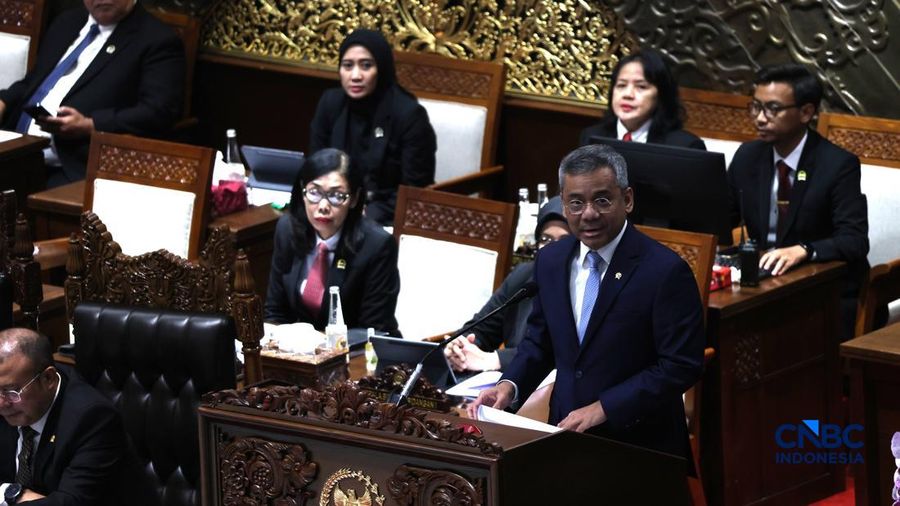 Menteri Keuangan (Menkeu), Suahasil Nazara saat dalam Rapat Paripurna DPR RI Ke-7 Masa Persidangan I Tahun Sidang 2026-2027 di Kompleks Parlemen, Senayan, Jakarta, Selasa (29/9/2026).