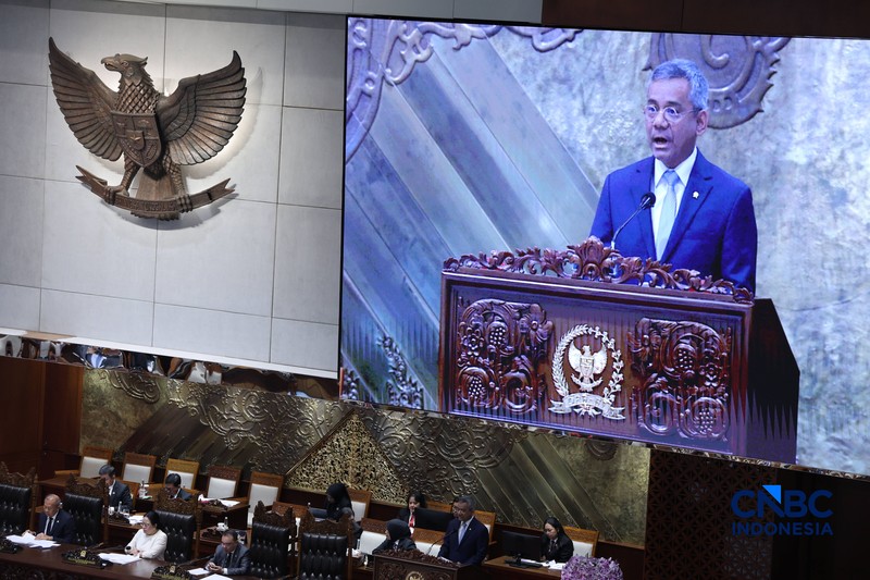 Menteri Keuangan (Menkeu), Suahasil Nazara menerima draft dari Ketua Badan Anggaran DPR RI, MH Said Abdullah Rapat Paripurna DPR RI Ke-7 Masa Persidangan I Tahun Sidang 2026-2027 di Kompleks Parlemen, Senayan, Jakarta, Selasa (29/9/2026). (CNBC Indonesia/Muhammad Sabki)