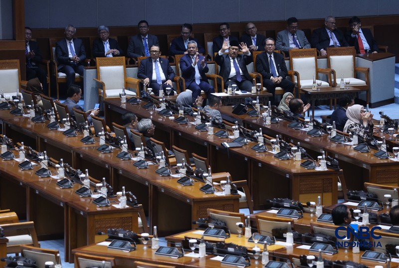 Menteri Keuangan (Menkeu), Suahasil Nazara menerima draft dari Ketua Badan Anggaran DPR RI, MH Said Abdullah Rapat Paripurna DPR RI Ke-7 Masa Persidangan I Tahun Sidang 2026-2027 di Kompleks Parlemen, Senayan, Jakarta, Selasa (29/9/2026). (CNBC Indonesia/Muhammad Sabki)