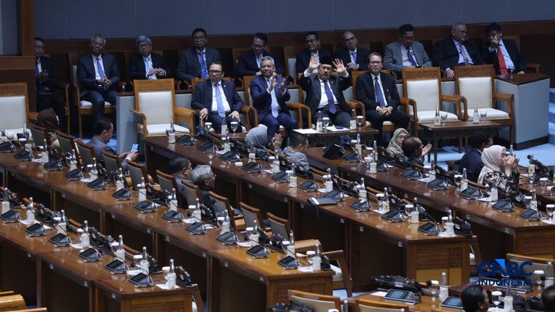 Menteri Keuangan (Menkeu), Suahasil Nazara saat dalam Rapat Paripurna DPR RI Ke-7 Masa Persidangan I Tahun Sidang 2026-2027 di Kompleks Parlemen, Senayan, Jakarta, Selasa (29/9/2026).