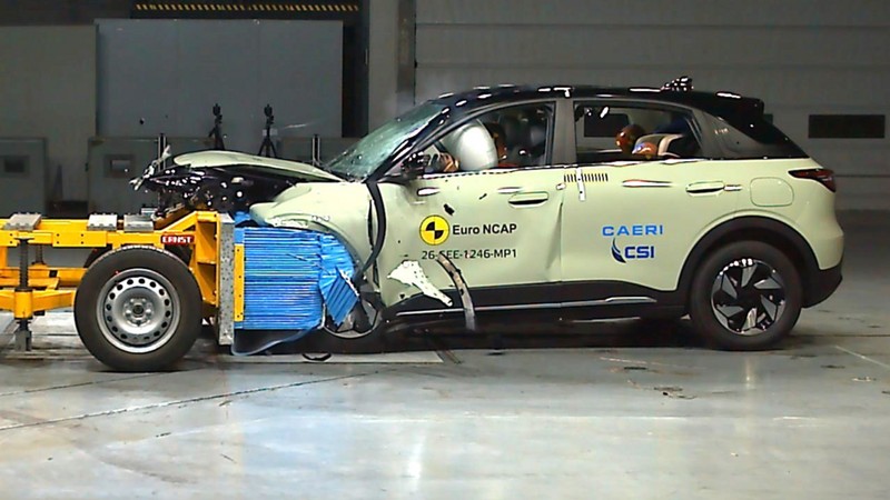 Mobil listrik mungil Geely EX2 dilakukan uji coba saat kecelakaan dan benturan.