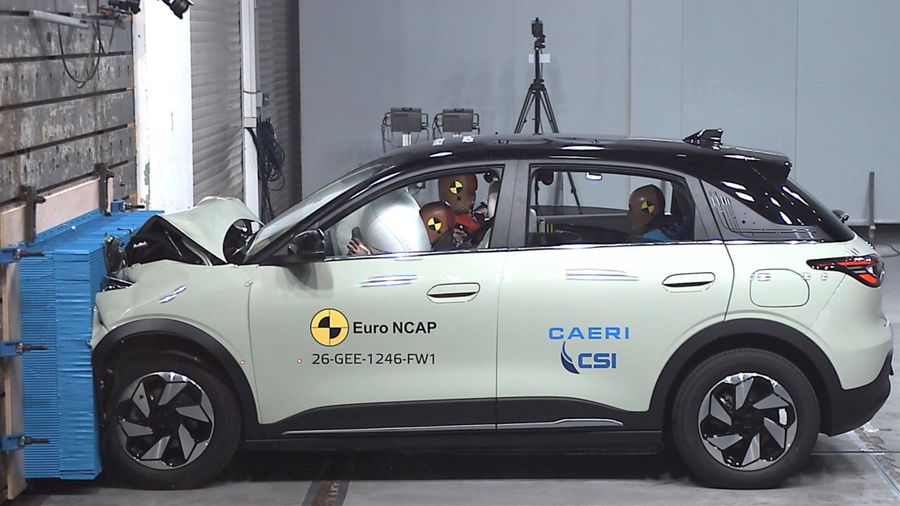 Mobil listrik mungil Geely EX2 dilakukan uji coba saat kecelakaan dan benturan.
