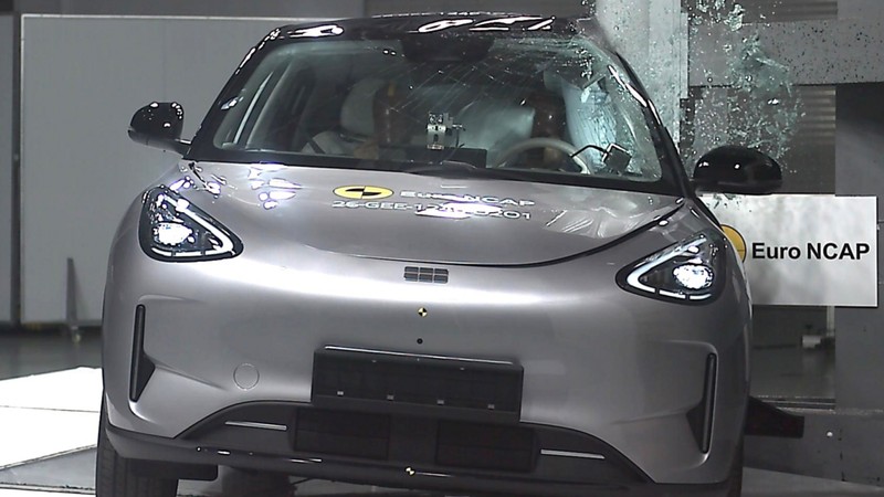 Mobil listrik mungil Geely EX2 dilakukan uji coba saat kecelakaan dan benturan.