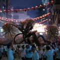 Para penampil berpartisipasi dalam Tari Naga Api Tai Hang yang telah berusia berabad-abadmenampilkan replika naga sepanjang 67 meter yang diterangi oleh ribuan batang dupa yang menyalamenjelang Festival Pertengahan Musim Gugur di Hong Kong, Tiongkok,