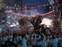 Para penampil berpartisipasi dalam Tari Naga Api Tai Hang yang telah berusia berabad-abadmenampilkan replika naga sepanjang 67 meter yang diterangi oleh ribuan batang dupa yang menyalamenjelang Festival Pertengahan Musim Gugur di Hong Kong, Tiongkok,