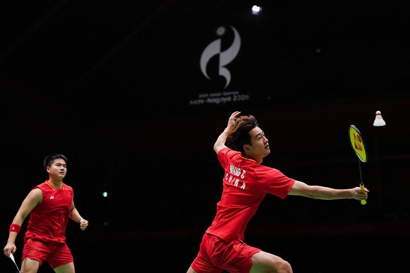 Pemain Indonesia Leo Rolly Carnando dan Daniel Marthin merayakan kemenangan setelah meraih medali emas nomor ganda putra bulu tangkis Asian Games Aichi-Nagoya 2026 usai mengalahkan pasangan China Weikeng Liang dan Chang Wang, di Ichinomiya City Municipal Gymnasium, Ichinomiya, Jepang, (29/9/2026). (REUTERS/Eloisa Lopez)