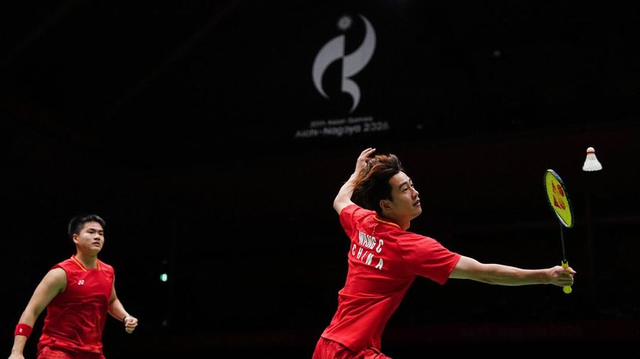 Pebulu tangkis China, Liang Weikeng (kiri) dan Wang Chang, bertanding melawan pasangan Indonesia, Daniel Marthin dan Leo Carnando, dalam partai final ganda putra pada Asian Games 2026 di Ichinomiya City Municipal Gymnasium, Ichinomiya, Prefektur Aichi, pada 29 September 2026.