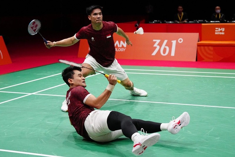 Pemain Indonesia Leo Rolly Carnando dan Daniel Marthin merayakan kemenangan setelah meraih medali emas nomor ganda putra bulu tangkis Asian Games Aichi-Nagoya 2026 usai mengalahkan pasangan China Weikeng Liang dan Chang Wang, di Ichinomiya City Municipal Gymnasium, Ichinomiya, Jepang, (29/9/2026). (REUTERS/Eloisa Lopez)
