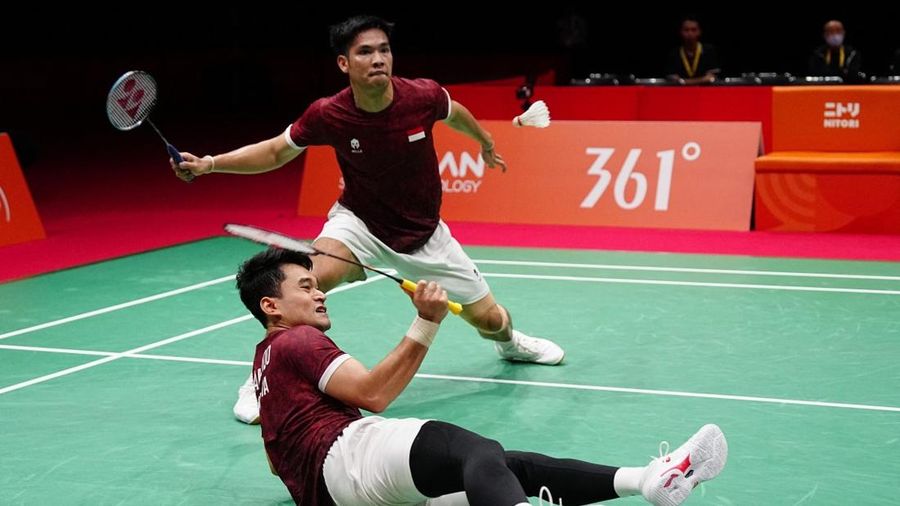 Pebulu tangkis Indonesia Daniel Marthin (atas) dan Leo Carnando bertanding melawan pasangan China Liang Weikeng dan Wang Chang dalam partai final ganda putra pada Asian Games 2026 di Ichinomiya City Municipal Gymnasium, Ichinomiya, Prefektur Aichi, pada 29 September 2026.