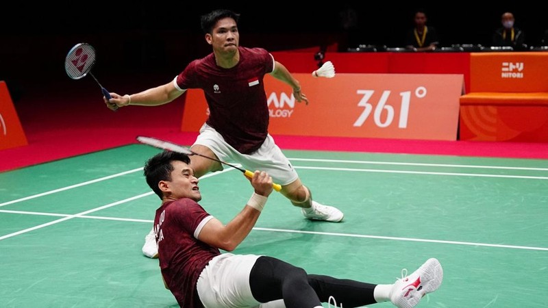 Pebulu tangkis Indonesia Daniel Marthin (atas) dan Leo Carnando bertanding melawan pasangan China Liang Weikeng dan Wang Chang dalam partai final ganda putra pada Asian Games 2026 di Ichinomiya City Municipal Gymnasium, Ichinomiya, Prefektur Aichi, pada 29 September 2026.