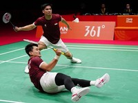 Pebulu tangkis Indonesia Daniel Marthin (atas) dan Leo Carnando bertanding melawan pasangan China Liang Weikeng dan Wang Chang dalam partai final ganda putra pada Asian Games 2026 di Ichinomiya City Municipal Gymnasium, Ichinomiya, Prefektur Aichi, p