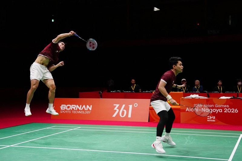 Pemain Indonesia Leo Rolly Carnando dan Daniel Marthin merayakan kemenangan setelah meraih medali emas nomor ganda putra bulu tangkis Asian Games Aichi-Nagoya 2026 usai mengalahkan pasangan China Weikeng Liang dan Chang Wang, di Ichinomiya City Municipal Gymnasium, Ichinomiya, Jepang, (29/9/2026). (REUTERS/Eloisa Lopez)