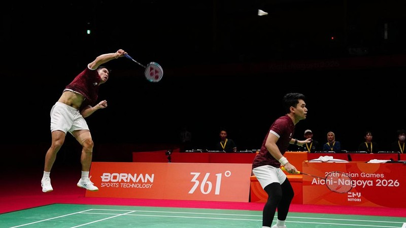 Pebulu tangkis Indonesia, Daniel Marthin (kiri) dan Leo Carnando, bertanding melawan pasangan China, Liang Weikeng dan Wang Chang, dalam partai final ganda putra pada ajang Asian Games 2026 di Ichinomiya City Municipal Gymnasium, Ichinomiya, Prefektur Aichi, pada 29 September 2026.