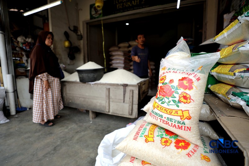 Pedagang melayani pembeli beras di Pasar Parung, Bogor, Jawa Barat, Selasa (29/9/2026). (CNBC Indonesia/Tri Susilo)