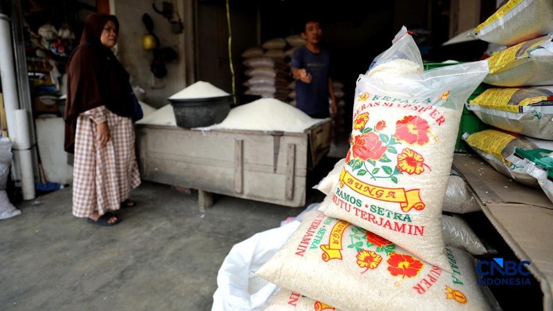 Pedagang melayani pembeli beras di Pasar Parung, Bogor, Jawa Barat, Selasa (29/9/2026). (CNBC Indonesia/Tri Susilo)