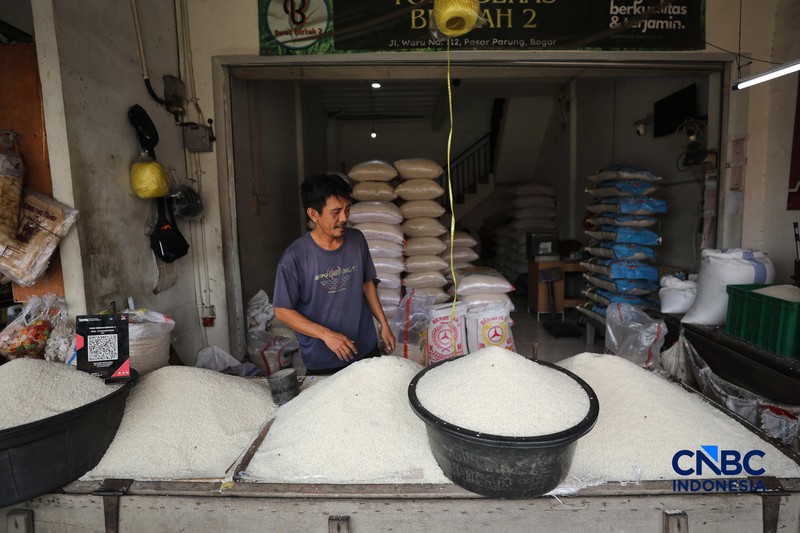 Pedagang melayani pembeli beras di Pasar Parung, Bogor, Jawa Barat, Selasa (29/9/2026). (CNBC Indonesia/Tri Susilo)