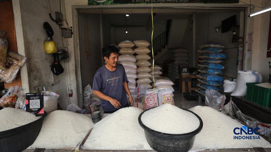 Pedagang melayani pembeli beras di Pasar Parung, Bogor, Jawa Barat, Selasa (29/9/2026).