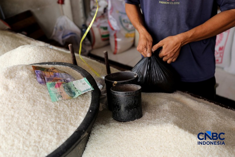 Pedagang melayani pembeli beras di Pasar Parung, Bogor, Jawa Barat, Selasa (29/9/2026). (CNBC Indonesia/Tri Susilo)