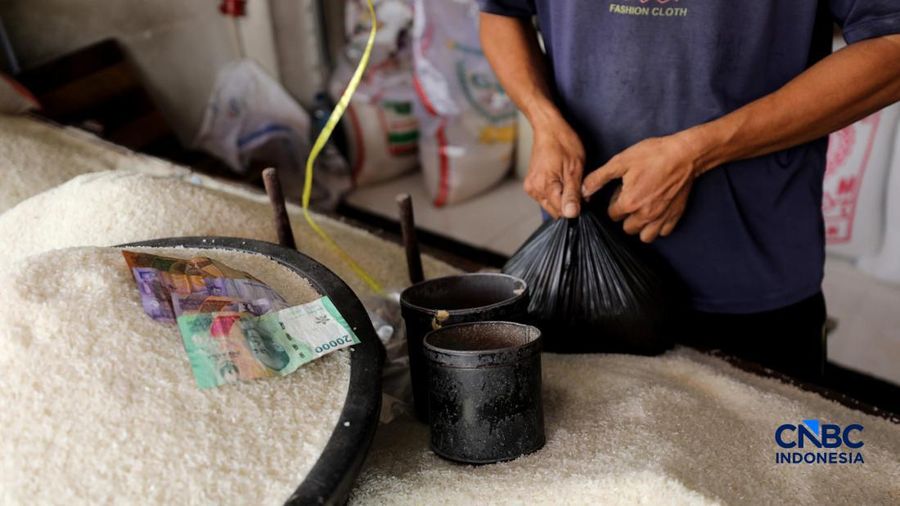 Pedagang melayani pembeli beras di Pasar Parung, Bogor, Jawa Barat, Selasa (29/9/2026).