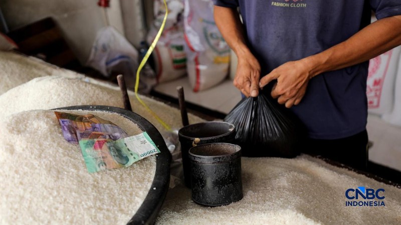 Pedagang melayani pembeli beras di Pasar Parung, Bogor, Jawa Barat, Selasa (29/9/2026).