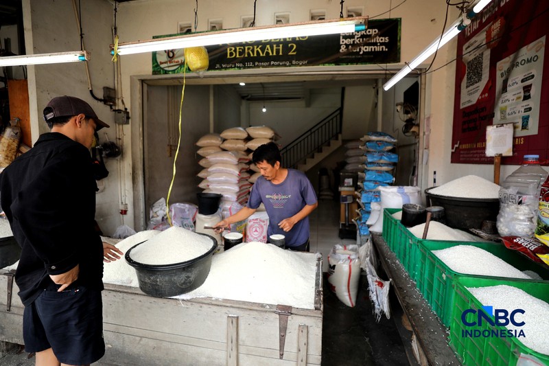 Pedagang melayani pembeli beras di Pasar Parung, Bogor, Jawa Barat, Selasa (29/9/2026). (CNBC Indonesia/Tri Susilo)