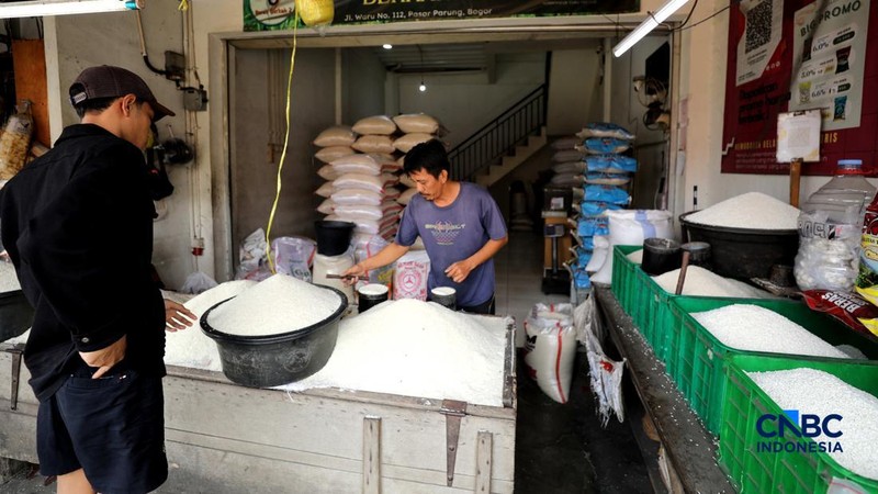 Pedagang melayani pembeli beras di Pasar Parung, Bogor, Jawa Barat, Selasa (29/9/2026). (CNBC Indonesia/Tri Susilo)