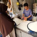 Pedagang melayani pembeli beras di Pasar Parung, Bogor, Jawa Barat, Selasa (29/9/2026). (CNBC Indonesia/Tri Susilo)