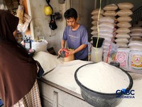 Pedagang melayani pembeli beras di Pasar Parung, Bogor, Jawa Barat, Selasa (29/9/2026). (CNBC Indonesia/Tri Susilo)
