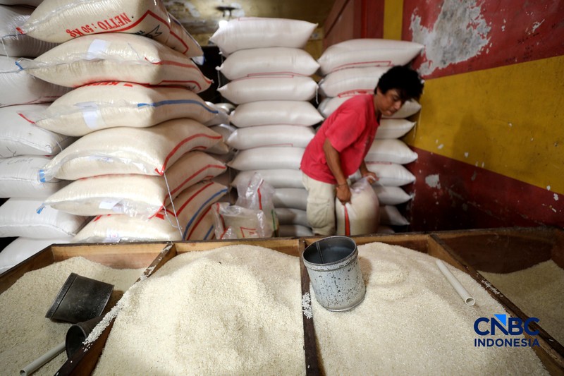 Penjual mengantar pesanan beras premium ke pelanggan di Pasar Kebayoran Lama, Jakarta Selatan, Selasa (29/9/2026). (CNBC Indonesia/Tri Susilo)