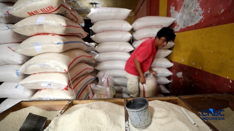 Pedagang melayani pembeli di Pasar Ciputat, Tangerang Selatan, Selasa (29/9/2026).