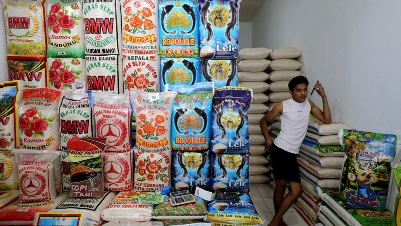 Penjual mengantar pesanan beras premium ke pelanggan di Pasar Kebayoran Lama, Jakarta Selatan, Selasa (29/9/2026). (CNBC Indonesia/Tri Susilo)