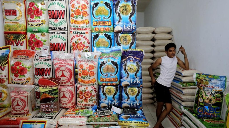 Pedagang melayani pembeli di Pasar Ciputat, Tangerang Selatan, Selasa (29/9/2026).