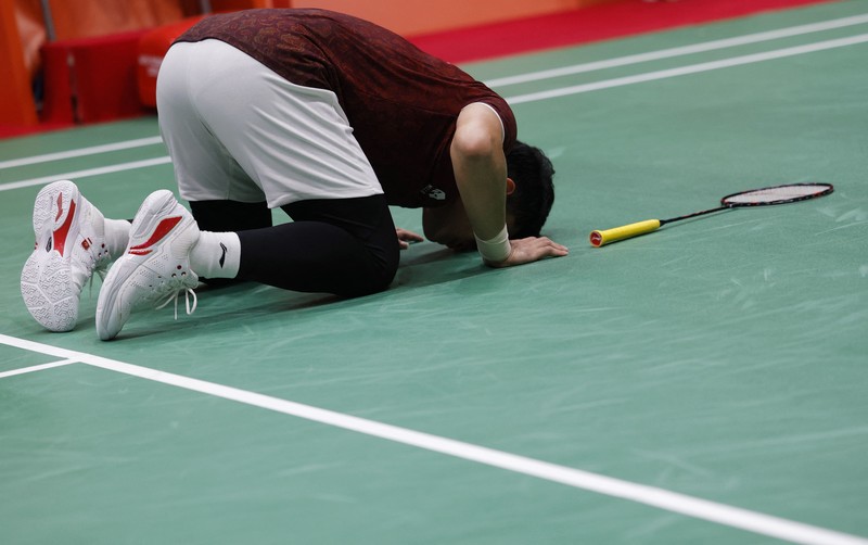 Pemain Indonesia Leo Rolly Carnando dan Daniel Marthin merayakan kemenangan setelah meraih medali emas nomor ganda putra bulu tangkis Asian Games Aichi-Nagoya 2026 usai mengalahkan pasangan China Weikeng Liang dan Chang Wang, di Ichinomiya City Municipal Gymnasium, Ichinomiya, Jepang, (29/9/2026). (REUTERS/Eloisa Lopez)