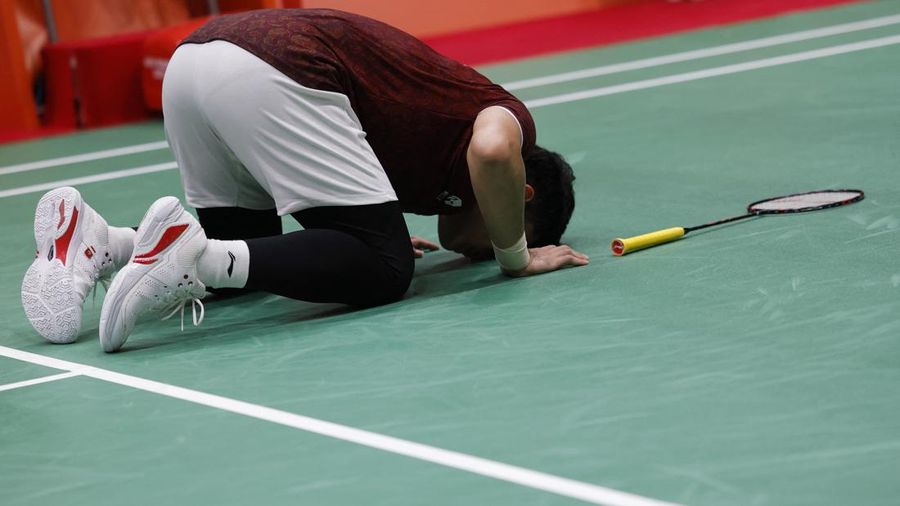 Pemain Indonesia Leo Rolly Carnando bersujud syukur atas kemenangan setelah bersama Daniel Marthin meraih medali emas nomor ganda putra bulu tangkis Asian Games Aichi-Nagoya 2026 usai mengalahkan pasangan China Weikeng Liang dan Chang Wang, di Ichinomiya City Municipal Gymnasium, Ichinomiya, Jepang, (29/9/2026). (REUTERS/Eloisa Lopez)