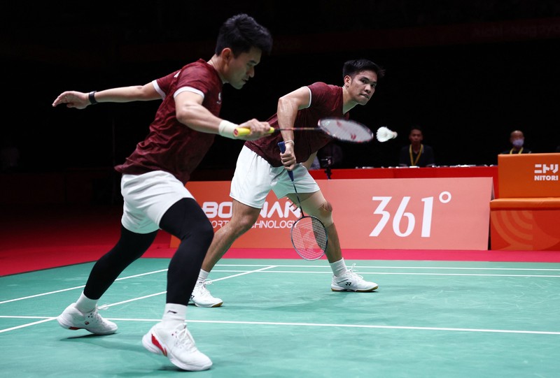 Pemain Indonesia Leo Rolly Carnando dan Daniel Marthin merayakan kemenangan setelah meraih medali emas nomor ganda putra bulu tangkis Asian Games Aichi-Nagoya 2026 usai mengalahkan pasangan China Weikeng Liang dan Chang Wang, di Ichinomiya City Municipal Gymnasium, Ichinomiya, Jepang, (29/9/2026). (REUTERS/Eloisa Lopez)