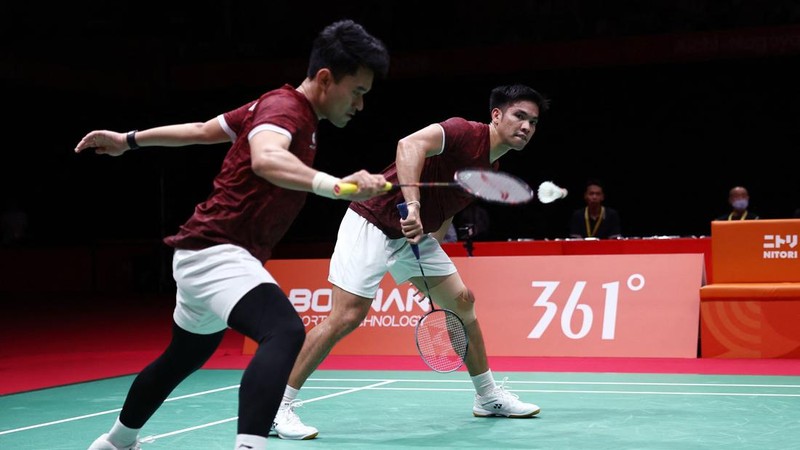 Pemain Indonesia Leo Rolly Carnando dan Daniel Marthin beraksi saat menghadapi pasangan China Weikeng Liang dan Chang Wang pada pertandingan perebutan medali emas nomor ganda putra bulu tangkis Asian Games Aichi-Nagoya 2026, di Ichinomiya City Municipal Gymnasium, Ichinomiya, Jepang, (29/9/2026).