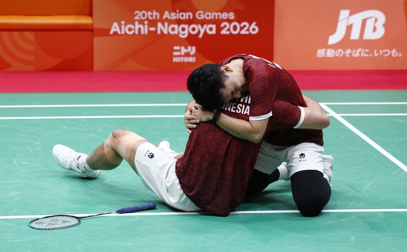 Pemain Indonesia Leo Rolly Carnando dan Daniel Marthin merayakan kemenangan setelah meraih medali emas nomor ganda putra bulu tangkis Asian Games Aichi-Nagoya 2026 usai mengalahkan pasangan China Weikeng Liang dan Chang Wang, di Ichinomiya City Municipal Gymnasium, Ichinomiya, Jepang, (29/9/2026). (REUTERS/Eloisa Lopez)