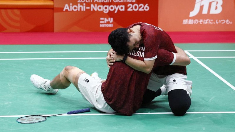 Pemain Indonesia Leo Rolly Carnando dan Daniel Marthin merayakan kemenangan setelah meraih medali emas nomor ganda putra bulu tangkis Asian Games Aichi-Nagoya 2026 usai mengalahkan pasangan China Weikeng Liang dan Chang Wang, di Ichinomiya City Munic