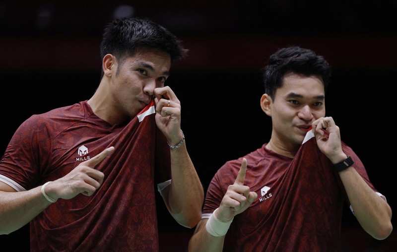 Pemain Indonesia Leo Rolly Carnando dan Daniel Marthin merayakan kemenangan setelah meraih medali emas nomor ganda putra bulu tangkis Asian Games Aichi-Nagoya 2026 usai mengalahkan pasangan China Weikeng Liang dan Chang Wang, di Ichinomiya City Municipal Gymnasium, Ichinomiya, Jepang, (29/9/2026). (REUTERS/Eloisa Lopez)