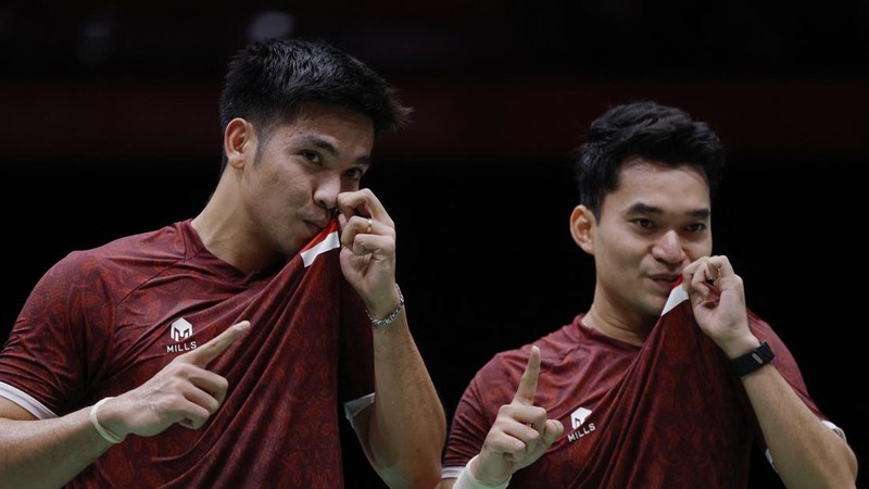 Pemain Indonesia Leo Rolly Carnando dan Daniel Marthin merayakan kemenangan setelah meraih medali emas nomor ganda putra bulu tangkis Asian Games Aichi-Nagoya 2026 usai mengalahkan pasangan China Weikeng Liang dan Chang Wang, di Ichinomiya City Municipal Gymnasium, Ichinomiya, Jepang, (29/9/2026).