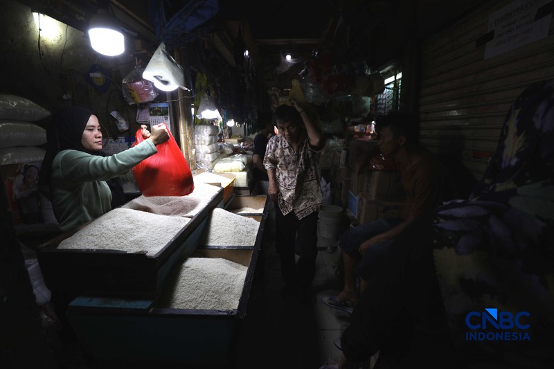 Pedagang melayani pembeli beras di Pasar Parung, Bogor, Jawa Barat, Selasa (29/9/2026). (CNBC Indonesia/Tri Susilo)