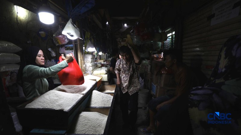 Penjual beraktivitas di kios Pasar Kebayoran Lama, Jakarta Selatan, Selasa (29/9/2026).