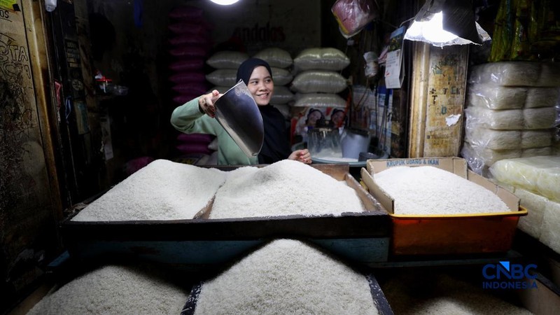 Penjual beraktivitas di kios Pasar Kebayoran Lama, Jakarta Selatan, Selasa (29/9/2026).