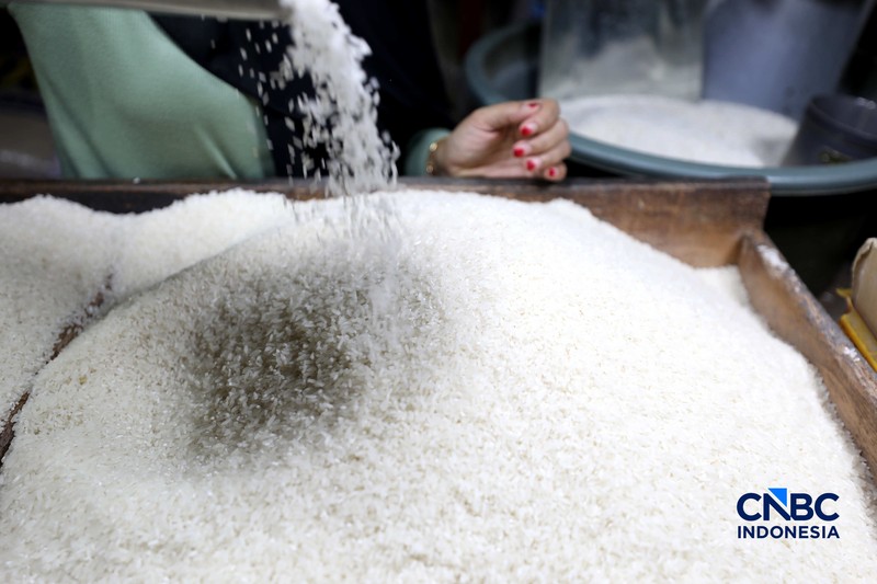 Pedagang melayani pembeli beras di Pasar Parung, Bogor, Jawa Barat, Selasa (29/9/2026). (CNBC Indonesia/Tri Susilo)
