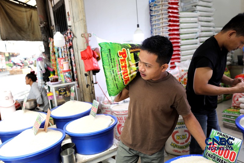 Penjual mengantar pesanan beras premium ke pelanggan di Pasar Kebayoran Lama, Jakarta Selatan, Selasa (29/9/2026). (CNBC Indonesia/Tri Susilo)