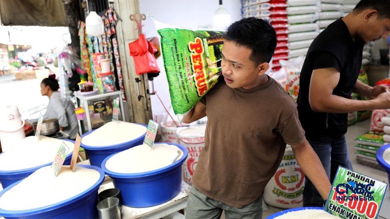 Penjual mengantar pesanan beras premium ke pelanggan di Pasar Kebayoran Lama, Jakarta Selatan, Selasa (29/9/2026).